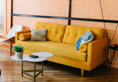 Желтый диван в интерьере!
